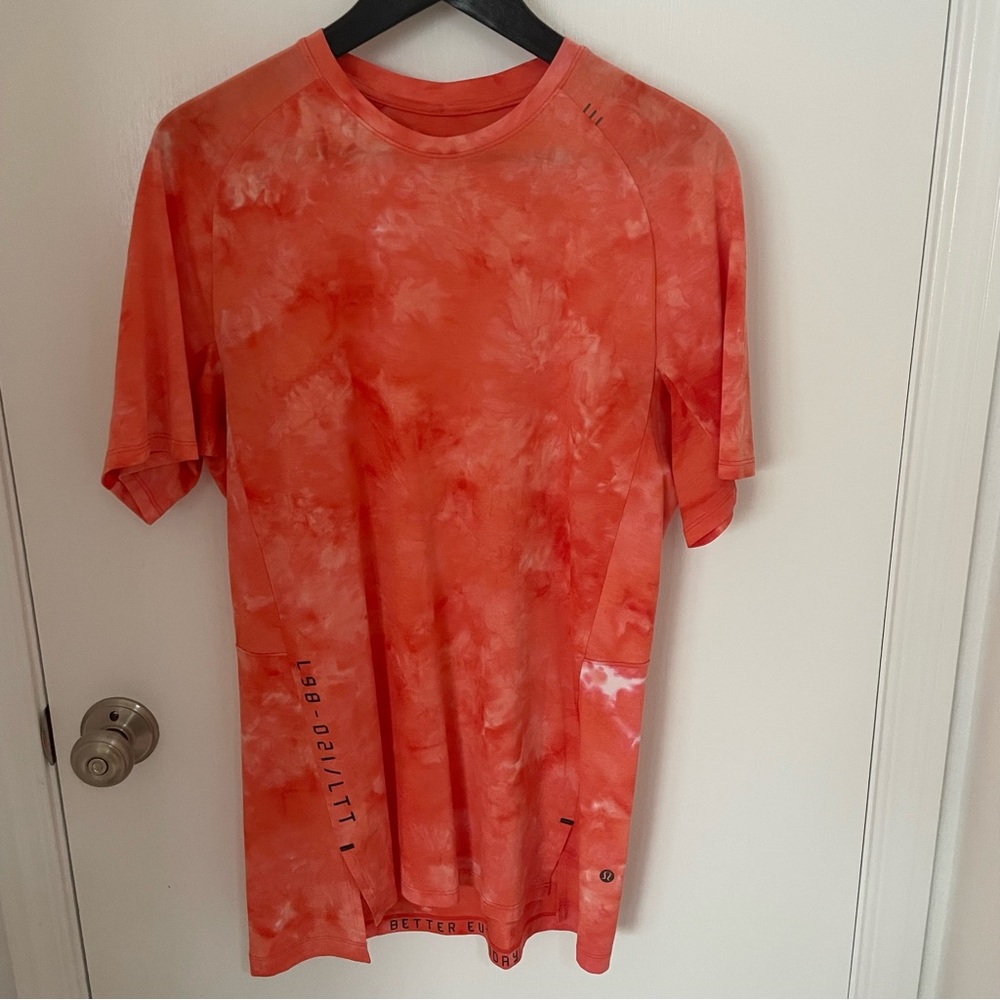 Lululemon t-shirt in excellent condition. Only worn once.